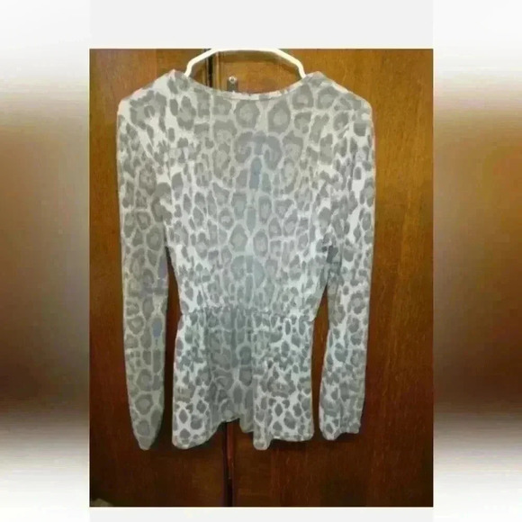 Size M Cheeta Print (faded look) Long Sleeve V-Neck Blouse - Picture 4 of 4
